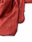 Preview: Detail der Musselinstruktur und des bordeauxroten Rollsaums