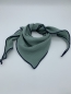 Preview: Schal aus Musselin in mint mit dunkelblauem Saum