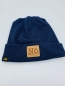 Preview: Hipster Beanie in der Farbe Dunkelblau in Strick mit braunem Label "Nö"