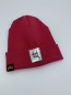 Preview: Hipster Beanie in der Farbe Rotpink mit silbernem Label "good vibes only"