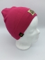 Preview: Hipster Beanie in der Farbe Pink mit goldenem Label "Regenbogen"