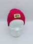 Preview: Hipster Beanie in der Farbe Pink mit goldenem Label "Regenbogen"