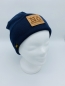 Preview: Hipster Beanie in der Farbe Dunkelblau in Strick mit braunem Label "Nö"