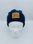 Preview: Hipster Beanie in der Farbe Dunkelblau in Strick mit braunem Label "Nö"