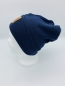 Preview: Hipster Beanie in der Farbe Dunkelblau in Strick mit braunem Label "Nö"