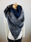 Preview: Schal aus Baumwollmusselin in weiß mit Glitzerflakes, marineblau und graublau mit silbernen Punkten