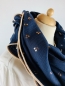 Preview: Schal aus Baumwollmusselin in dunkelblau mit altrosa glitzer Kirschen und apricot farbenem Saum