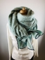 Preview: Schal aus Baumwollmusselin in mint mit Glitzerflakes und dunkelblauem Saum