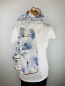 Preview: LEINEN Schal mit blauem floralem Print mit rotem Saum