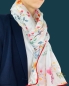 Preview: Schal aus Seide und Baumwolle in der Farbe Weiß mit Blumenprint