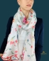 Preview: Schal aus Seide und Baumwolle in der Farbe Weiß mit Blumenprint