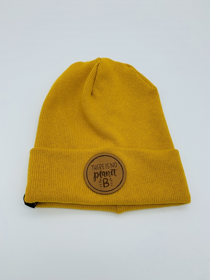 Hipster Beanie in der Farbe Senfgelb mit braunem Label "There is No Planet B"