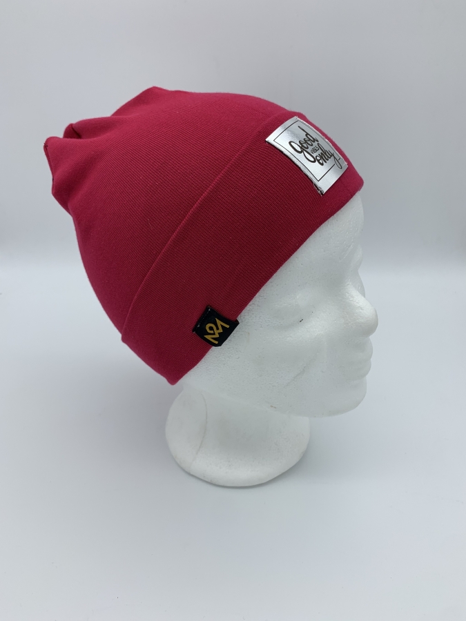 Hipster Beanie in der Farbe Rotpink mit silbernem Label "good vibes only"