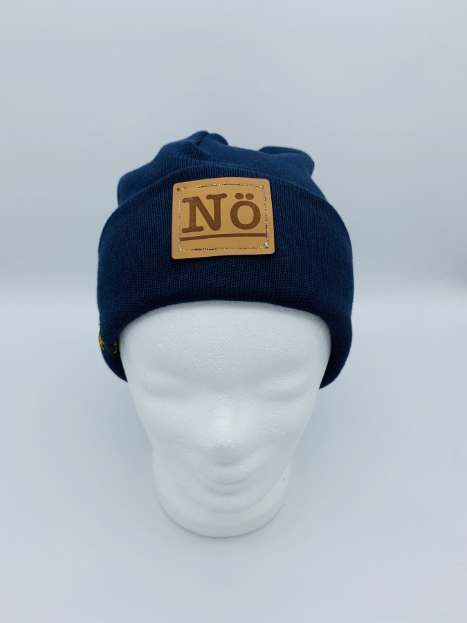 Hipster Beanie in der Farbe Dunkelblau in Strick mit braunem Label "Nö"