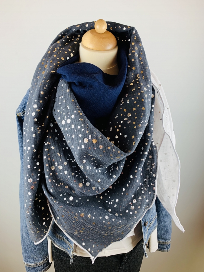 Schal aus Baumwollmusselin in weiß mit Glitzerflakes, marineblau und graublau mit silbernen Punkten