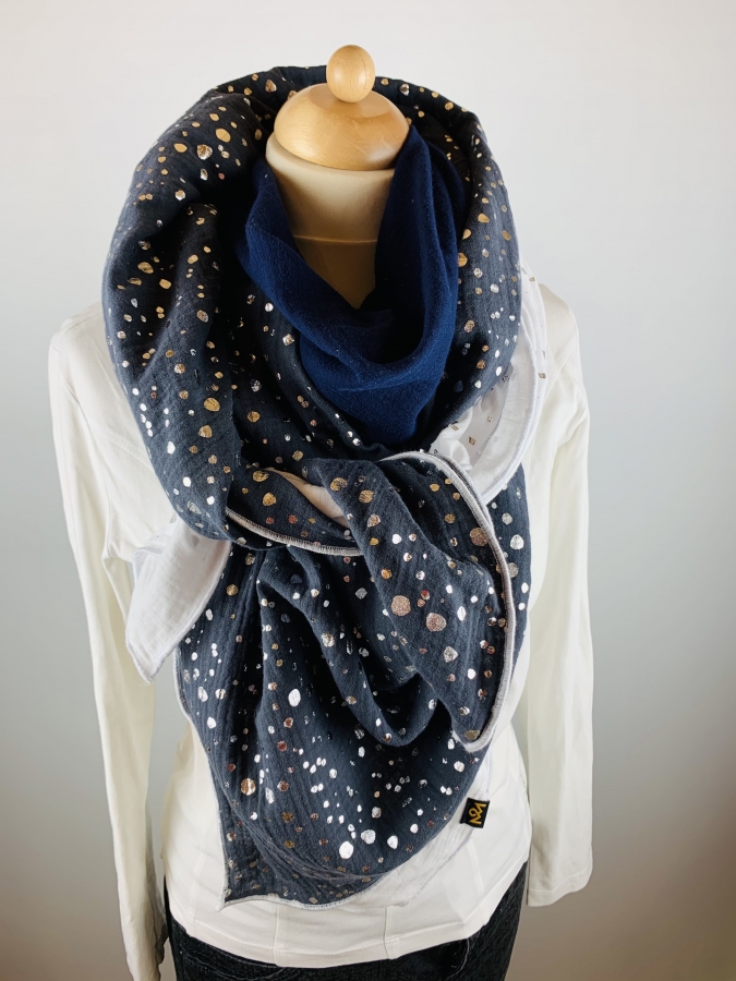 Schal aus Baumwollmusselin in weiß mit Glitzerflakes, marineblau und graublau mit silbernen Punkten