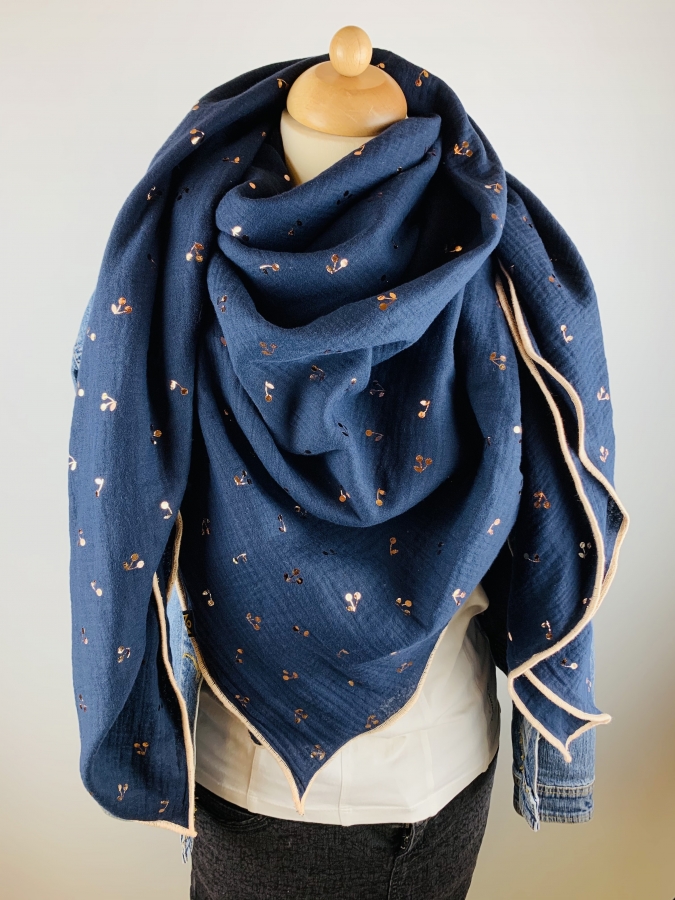 Schal aus Baumwollmusselin in dunkelblau mit altrosa glitzer Kirschen und apricot farbenem Saum