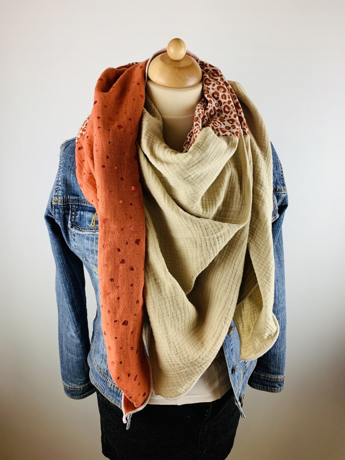 Schal aus Baumwollmusselin in creme, Rostrot mit Glitzer Elementen und einem Leoprint in den Farben creme und rostrot