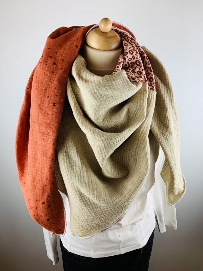 Schal aus Baumwollmusselin in creme, Rostrot mit Glitzer Elementen und einem Leoprint in den Farben creme und rostrot