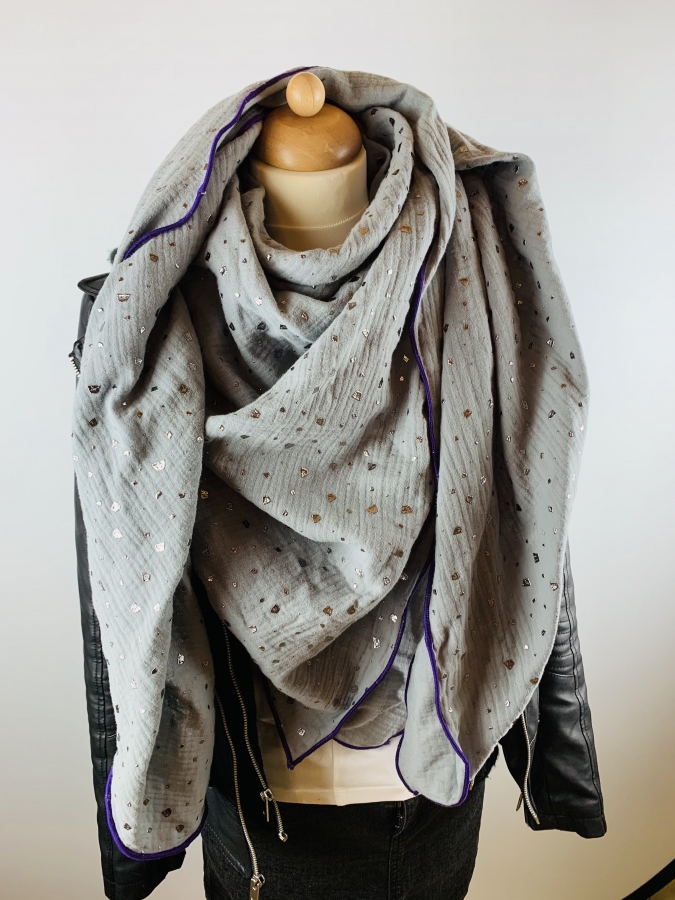 Schal aus Baumwollmusselin in grau mit Glitzer Flakes und lila Saum