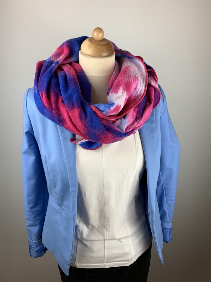 Schal aus Baumwollmusselin in pink, dunkelblauer, rosa Batik Optik und pinkem Saum
