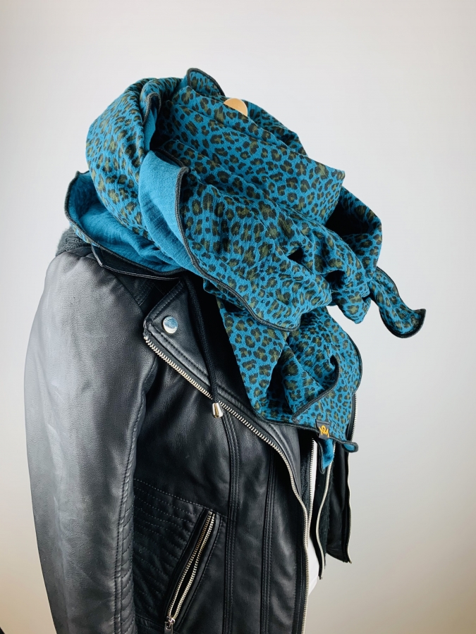 Preview: Schal aus Baumwollmusselin in petrol mit Leo Print