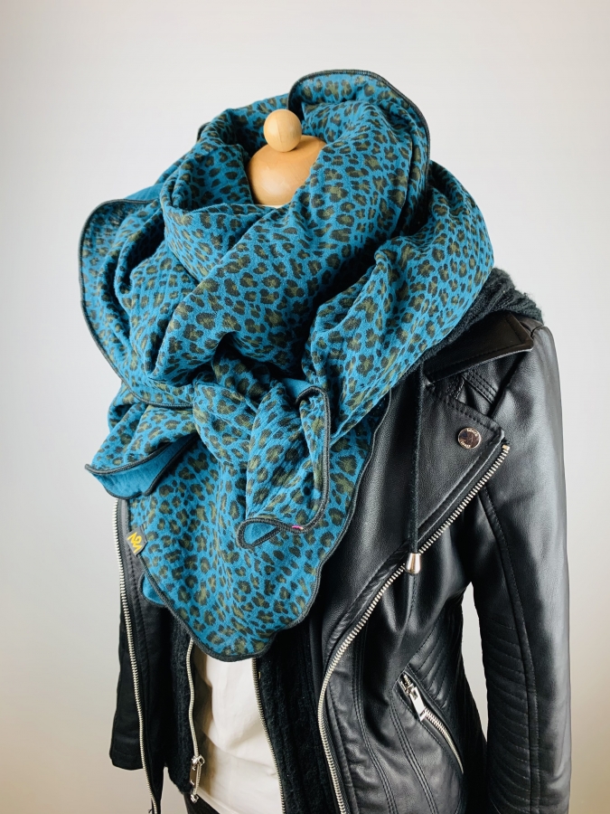 Preview: Schal aus Baumwollmusselin in petrol mit Leo Print
