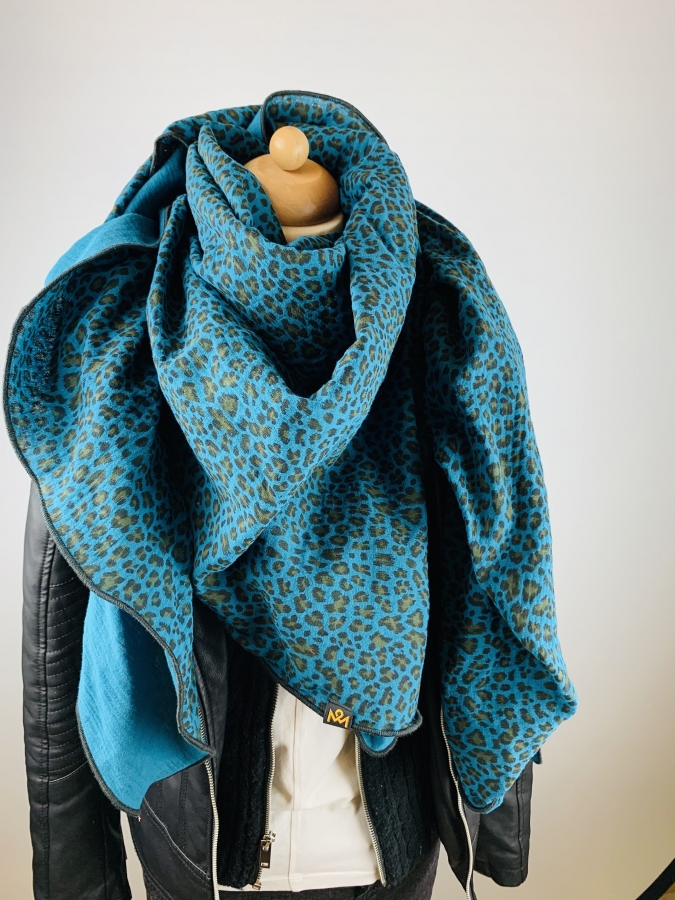 Preview: Schal aus Baumwollmusselin in petrol mit Leo Print