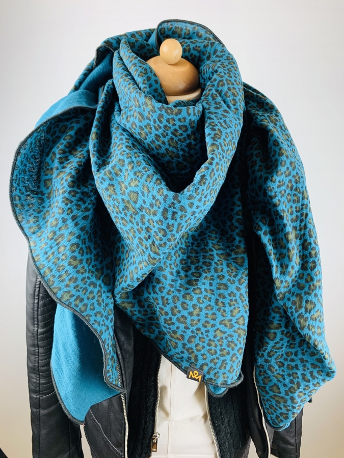 Schal aus Baumwollmusselin in petrol mit Leo Print