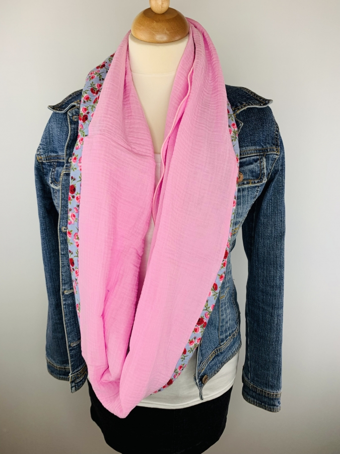 Schal aus Baumwollmusselin in leichtem rosa und hellblau mit roten und rosa Rosen