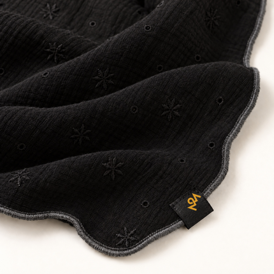 Preview: Detail von Lochstickerei, Rollsaum und OBERMUTTI Logo