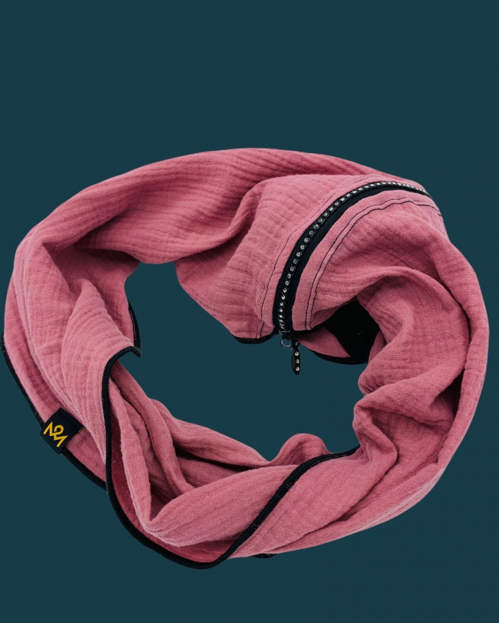 Schal aus Baumwolle in der Farbe altrosa mit schwarzer Gewebekante