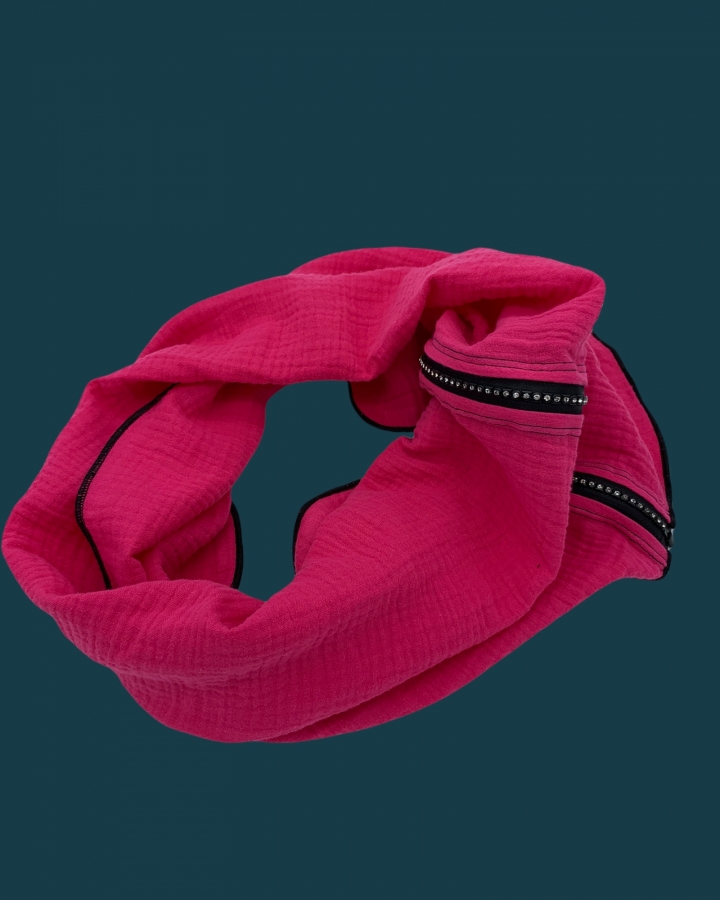Schal aus Baumwolle in der Farbe Pink mit schwarzer Gewebekante