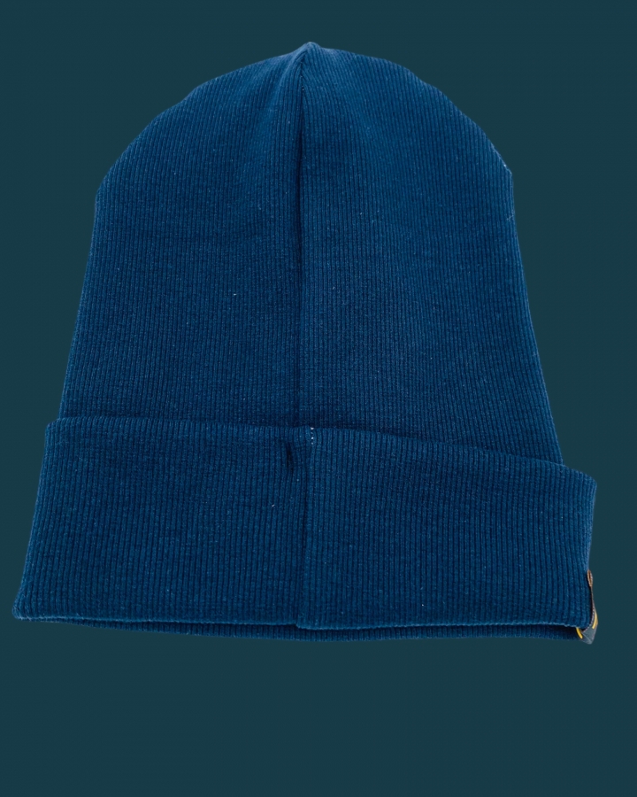 Hipster Beanie in der Farbe Dunkelblau mit grauem Label "Handle with Care"