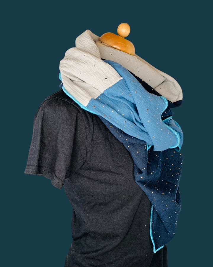 Schal aus Baumwolle in den Farben Blau, Marineblau mit goldenen Punkten und Creme mit Lochstickerei