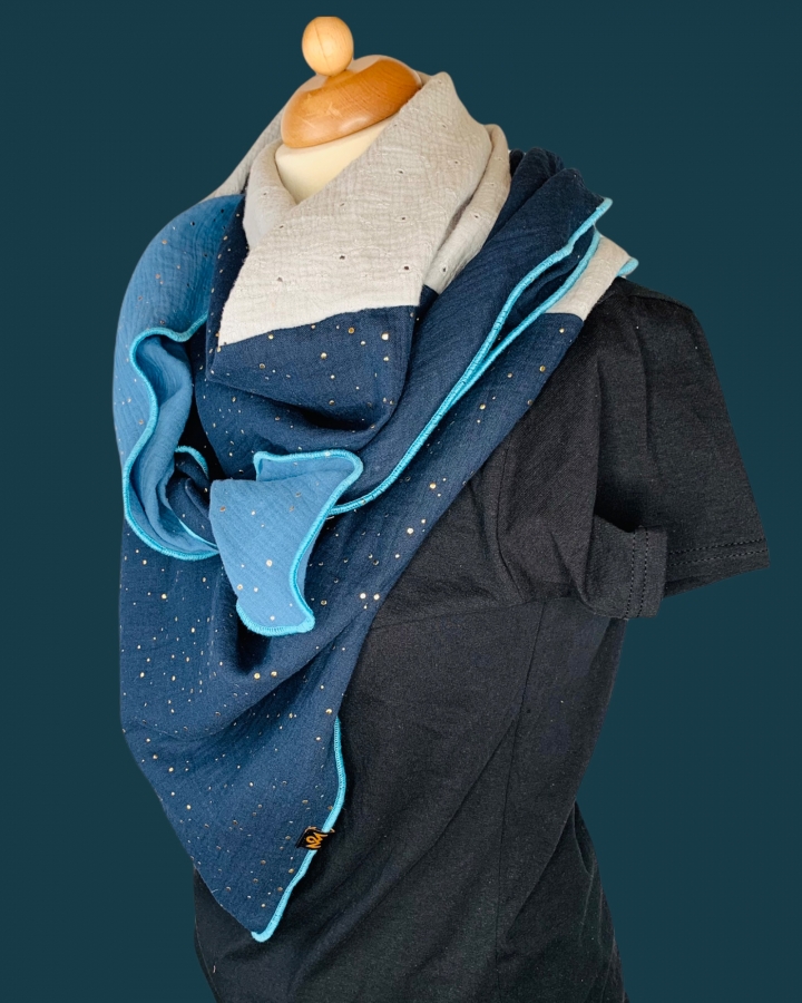 Schal aus Baumwolle in den Farben Blau, Marineblau mit goldenen Punkten und Creme mit Lochstickerei