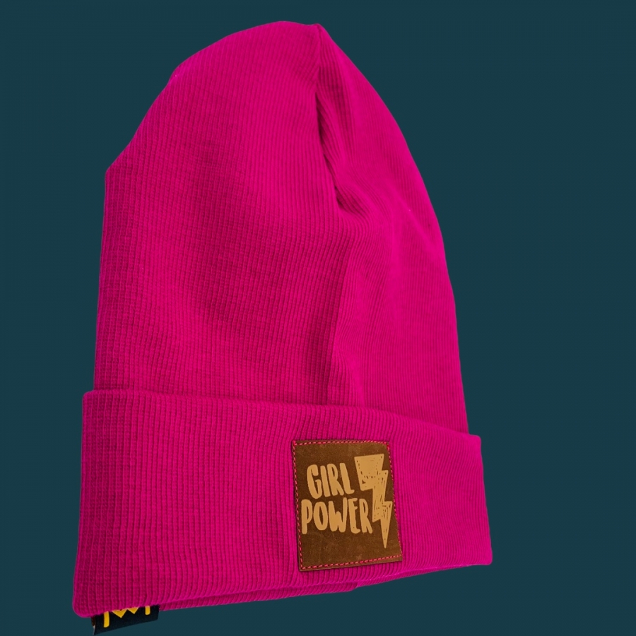 Hipster Beanie in der Farbe Pink mit brauen Label "Girls Power"