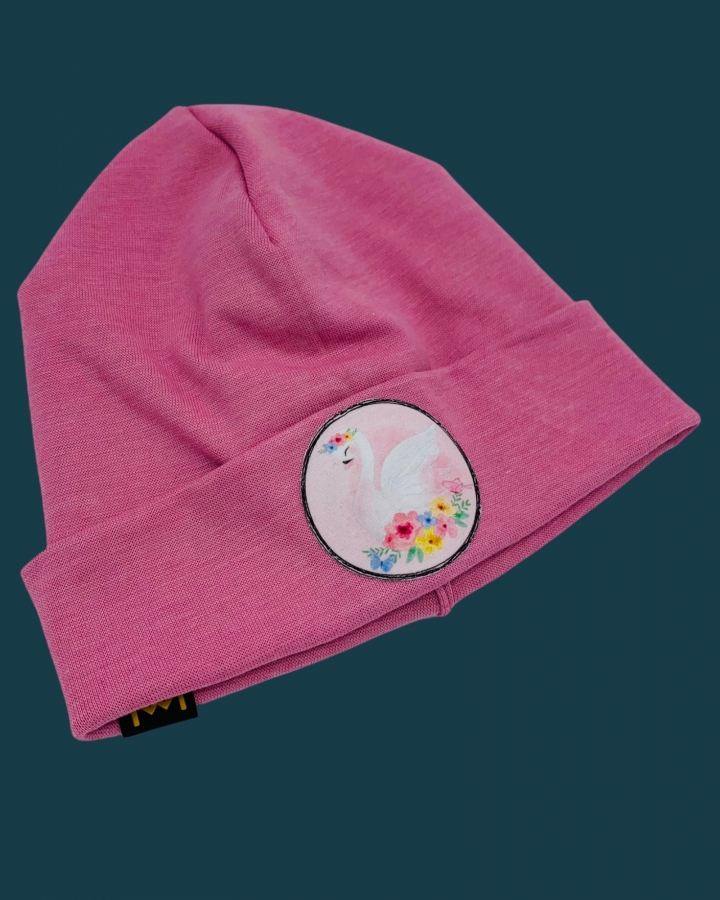 Hipster Beanie in der Farbe Rosa mit rosanen Label "Schwan"