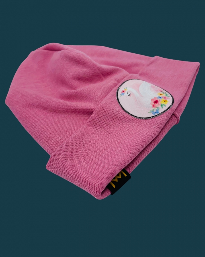 Hipster Beanie in der Farbe Rosa mit rosanen Label "Schwan"