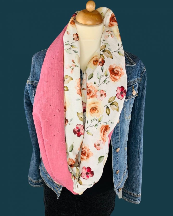 Schal aus Baumwolle in den Farben weißes Rosenmuster und Altrosa Lochstickerei