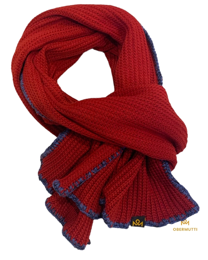 Schal in der Farbe Bordeaux Rot aus Strickstoff