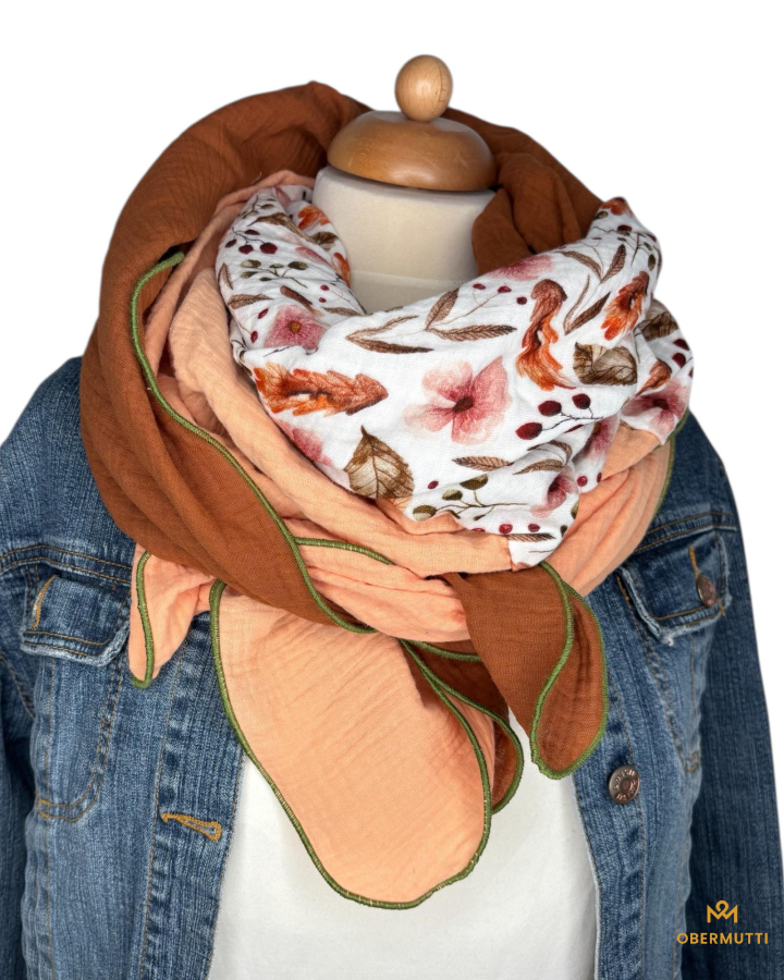 Schal aus Baumwolle in den Farben apricot, braun und weiß mit Herbstprint