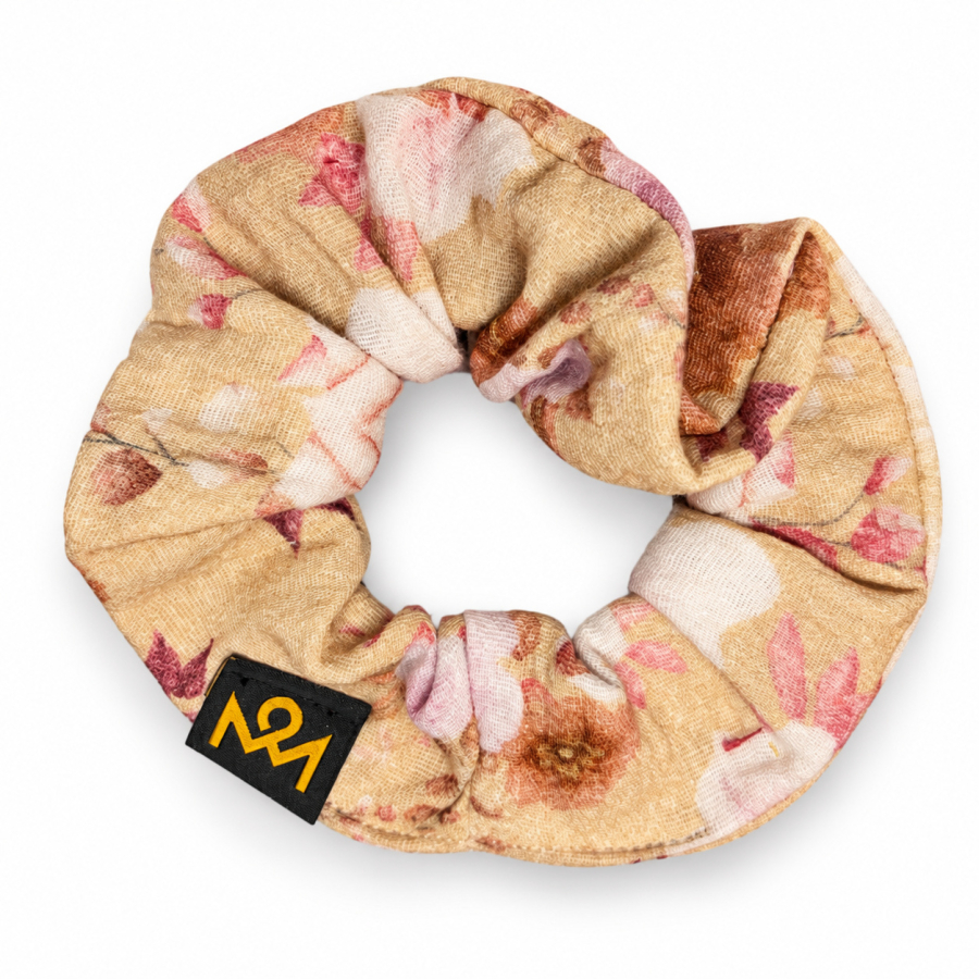 Beiger Scrunchie mit Blumen und schwarzem OBERMUTTI-Label