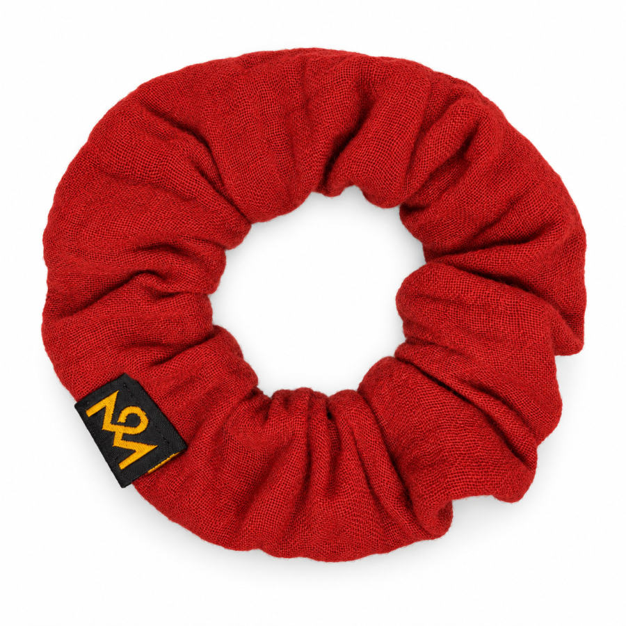 Rostroter Scrunchie mit schwarzem OBERMUTTI-Label