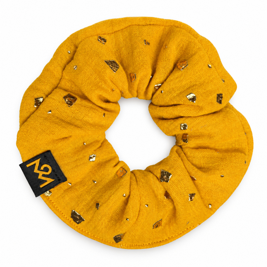 Senfgelber Scrunchie mit goldfarbenen Sprenkeln und schwarzem OBERMUTTI-Label