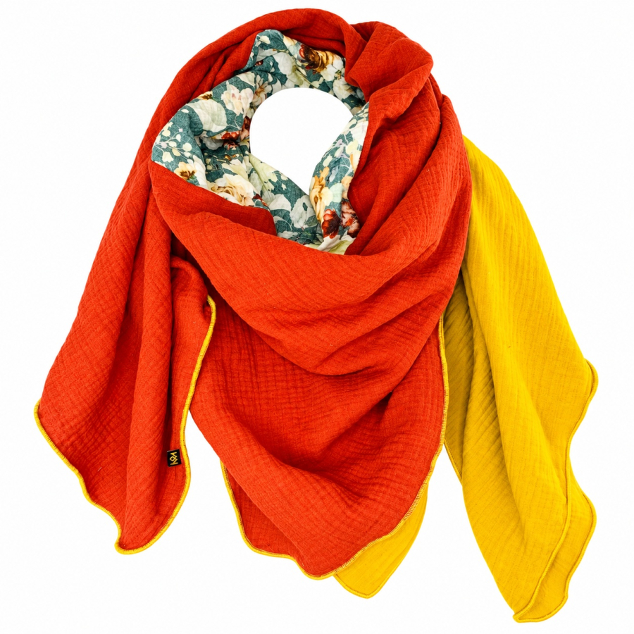 Patchwork-Schal Rostrot, Rosenmuster und Senfgelb – freigestellt auf Weiß