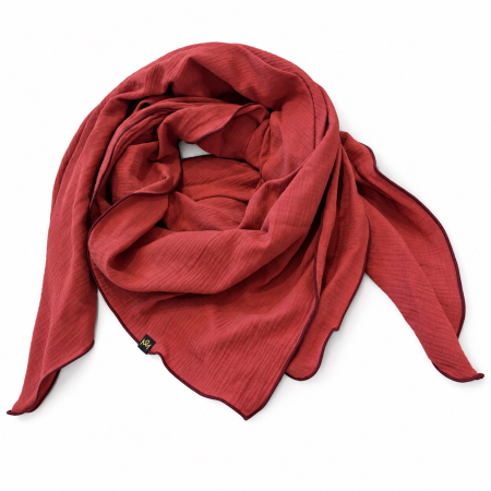 Roter Musselin-Schal mit bordeauxrotem Saum – zweite Gesamtansicht