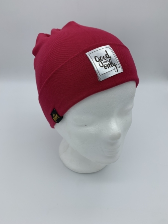 Hipster Beanie in der Farbe Rotpink mit silbernem Label "good vibes only"