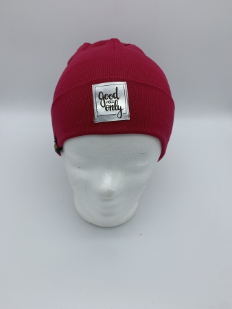 Hipster Beanie in der Farbe Rotpink mit silbernem Label "good vibes only"