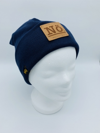 Hipster Beanie in der Farbe Dunkelblau in Strick mit braunem Label "Nö"